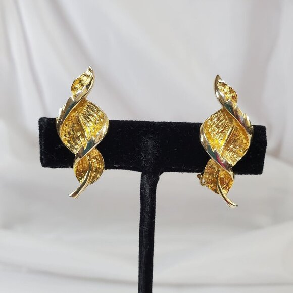 Vintage Coro Brushed Gold-Tone Leaf Brooch & Clip-On Earrings Jewelry Set - Picture 14 of 14